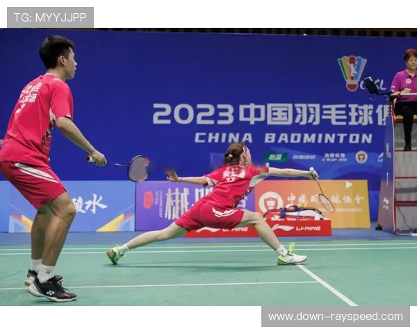 羽超联赛球员签名会，小球迷排队等候