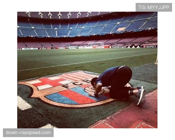 诺坎普球场测试新型草皮排水系统，旨在保证雨战边路区域触球稳定性