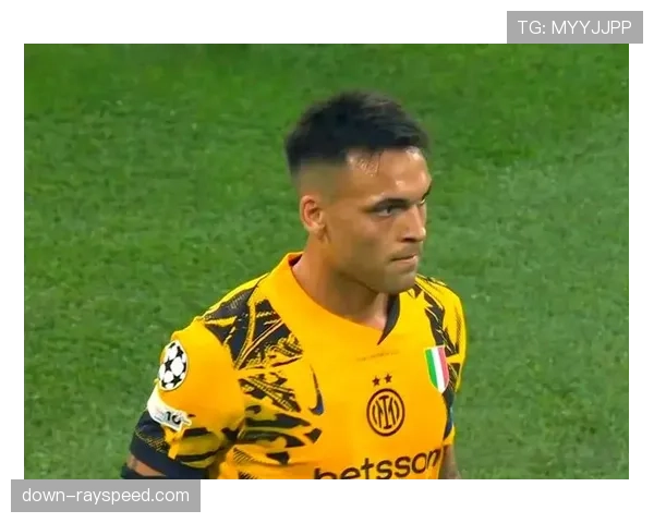 巴黎圣日耳曼通过定位球战术跑位摆脱防守球员创造机会